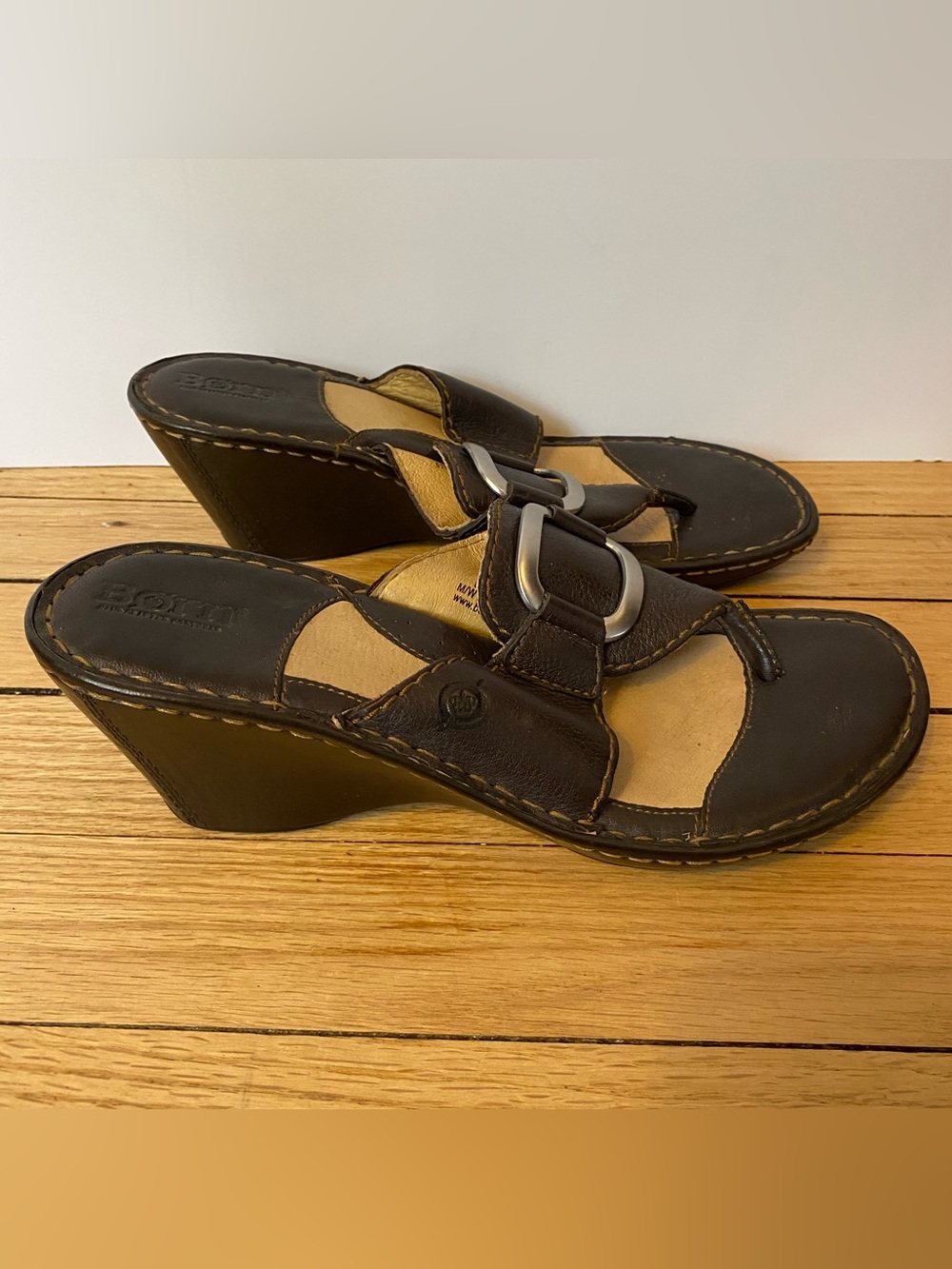 Born Sandals Women’s 8 Wedge Brown Leather Wide Straps Buckle Summer Beach